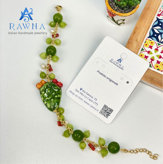 Bracciale RAWNA con ceramica siciliana, pala di ficodindia, perle di fiume, corallini rossi e pietre verdi