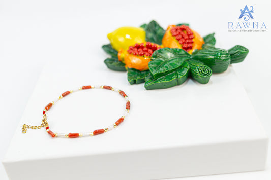 Bracciale minimalista RAWNA con corallo rosso, perline luminose e dettagli dorati