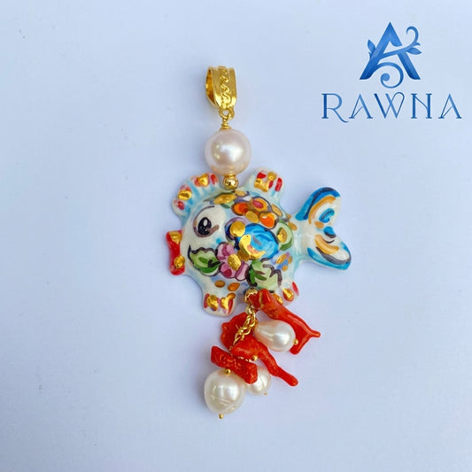 Ciondolo artigianale in ceramica dipinta a mano a forma di pesce con perle naturali coltivate e rametti di corallo rosso pendente - RAWNA