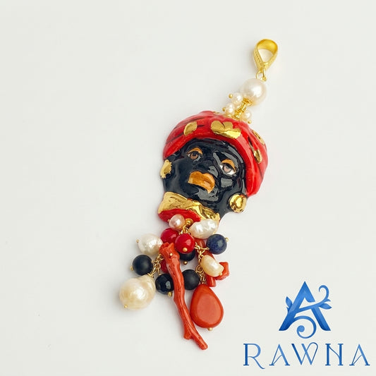 Ciondolo artigianale in ceramica raffigurante una Testa di Moro siciliana con turbante rosso, perle coltivate naturali e pendenti in corallo rosso - RAWNA
