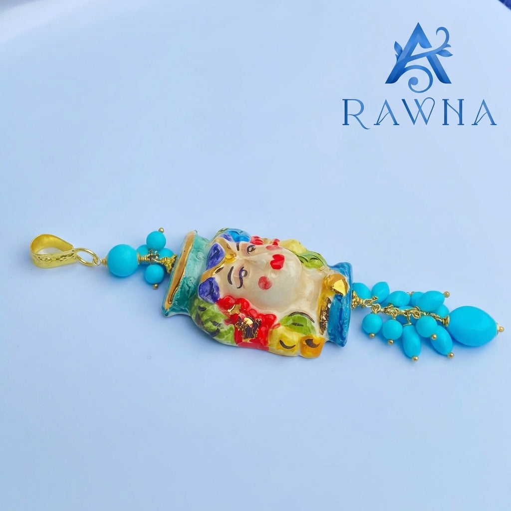 Ciondolo artigianale in ceramica dipinta a mano raffigurante una Testa di Moro siciliana con pietre turchese e gancio dorato - RAWNA