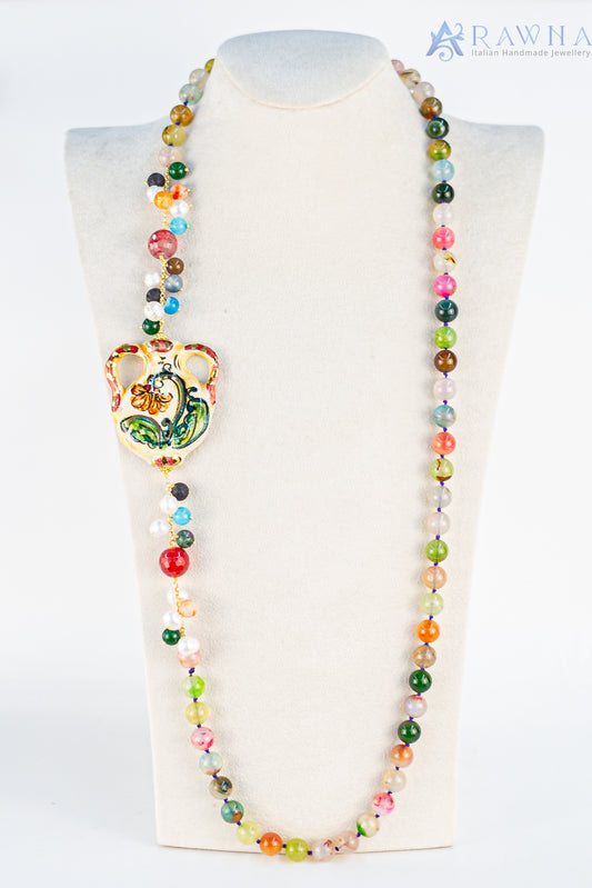 Collana artigianale RAWNA multicolore con anfora stilizzata in ceramica di Caltagirone dipinta a mano e pietre naturali, made in San Vito Lo Capo