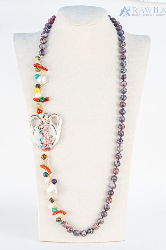 Collana artigianale RAWNA con anfora stilizzata in ceramica di Caltagirone dipinta a mano, iolite naturale, perle di fiume e corallo