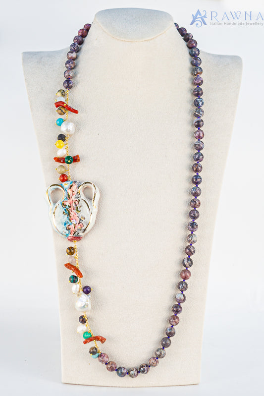 Collana RAWNA con ceramica di Caltagirone, iolite naturale, perle di fiume e corallo