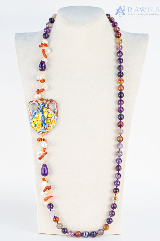 Collana artigianale RAWNA con anfora stilizzata in ceramica dipinta a mano, ametista naturale, perle e corallo, made in San Vito Lo Capo