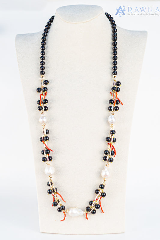 Collana artigianale RAWNA con onice nero, perle naturali, corallo e componenti placcati in oro, made in San Vito Lo Capo