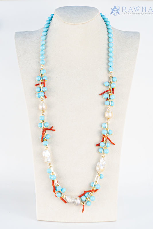 Collana artigianale RAWNA con pasta di turchese, perle naturali, corallo e catene in alluminio, made in San Vito Lo Capo