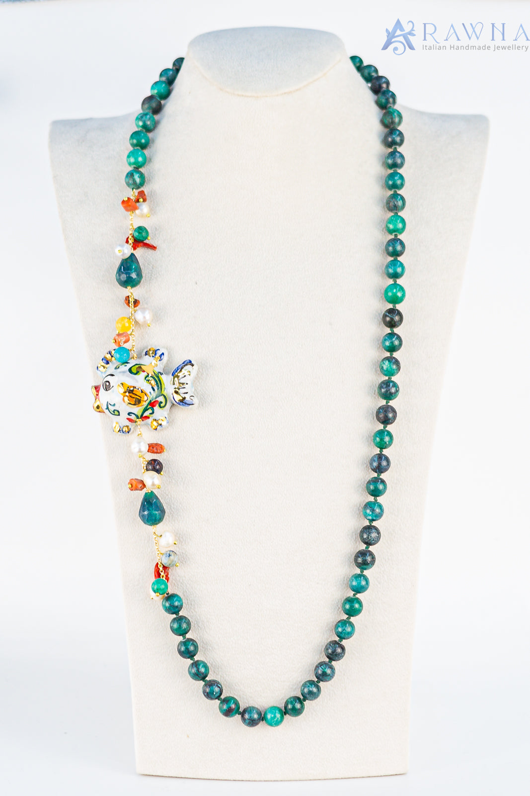 Collana RAWNA con pesce in ceramica di Caltagirone, agata verde, perle e corallo naturale