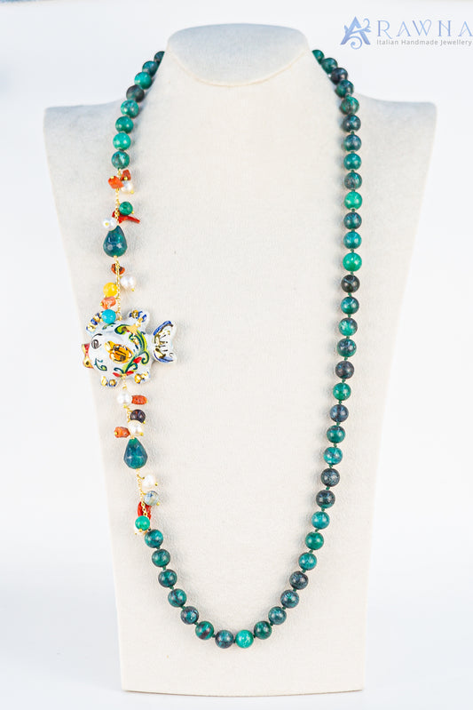 Collana RAWNA con pesce in ceramica di Caltagirone, agata verde, perle e corallo naturale
