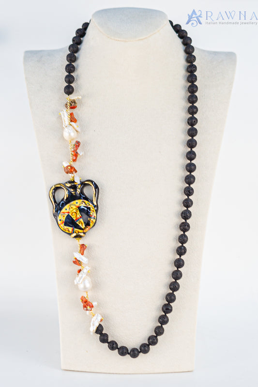 Collana artigianale RAWNA con pietra lavica naturale, anfora stilizzata in ceramica di Caltagirone dipinta a mano, perle di fiume e corallo, made in San Vito Lo Capo