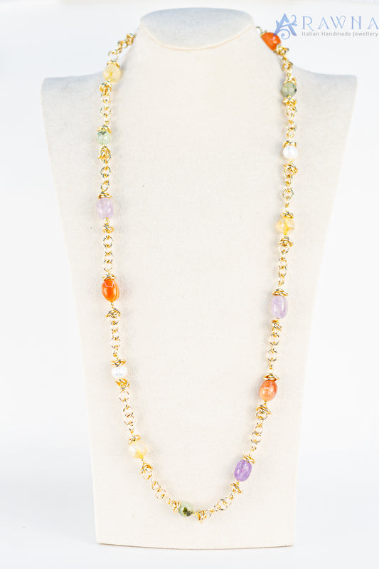 Collana artigianale RAWNA con pietre naturali multicolore, catene in alluminio e componenti placcati in oro, made in San Vito Lo Capo