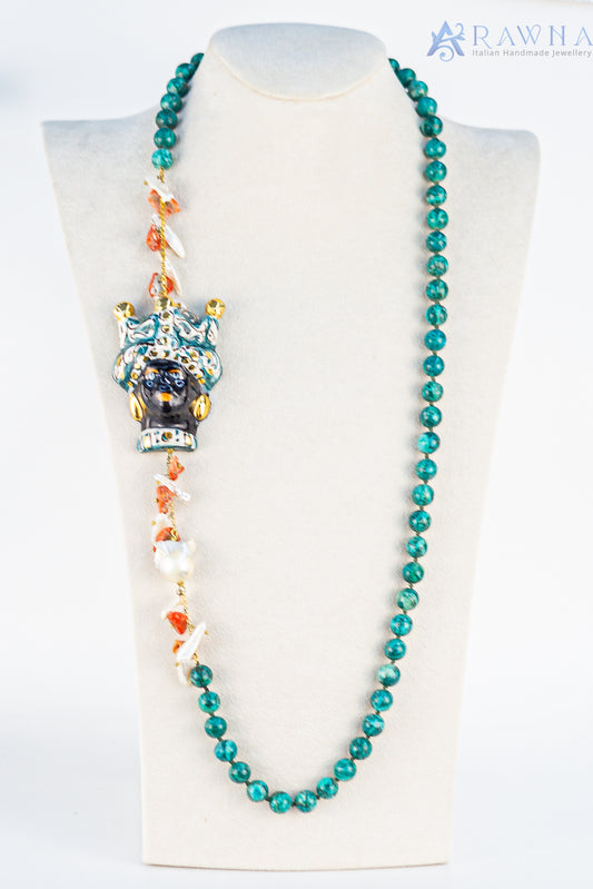Collana artigianale RAWNA con Testa di Moro in ceramica di Caltagirone dipinta a mano, agata verde, perle e corallo, made in San Vito Lo Capo