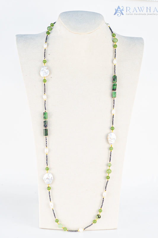 Collana lunga artigianale realizzata a mano con agata verde naturale, perle barocche ed ematite