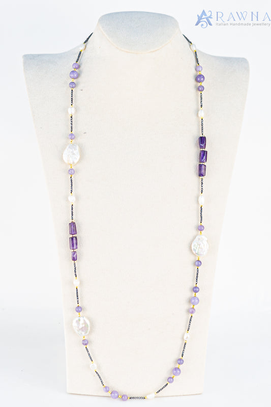 Collana lunga artigianale con ametista, perle barocche ed ematite naturale realizzata a mano