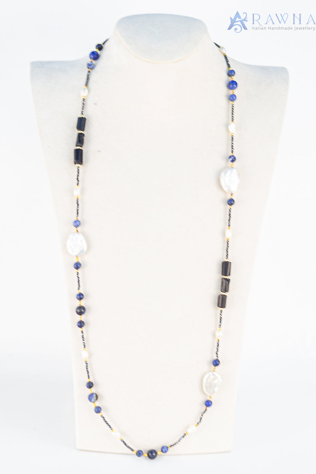 Collana lunga artigianale fatta a mano con lapislazzuli blu, onice nero, perle barocche ed ematite naturale