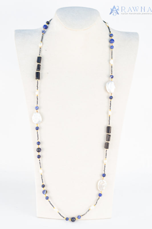 Collana lunga artigianale fatta a mano con lapislazzuli blu, onice nero, perle barocche ed ematite naturale