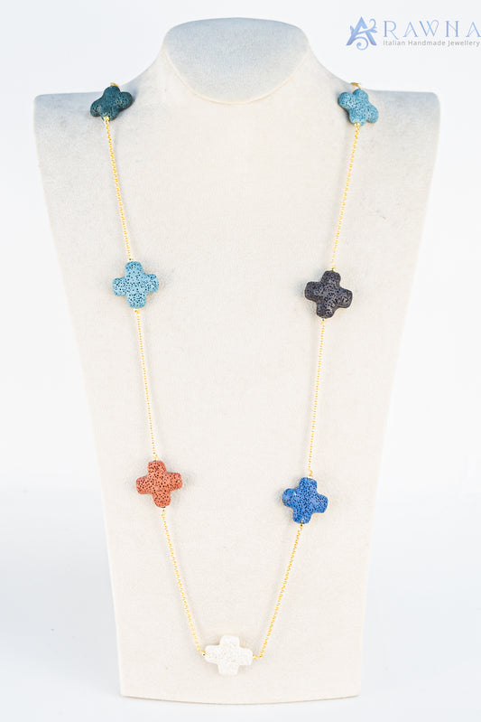 Collana lunga artigianale fatta a mano con pietra lavica colorata e catena indiana placcata in oro