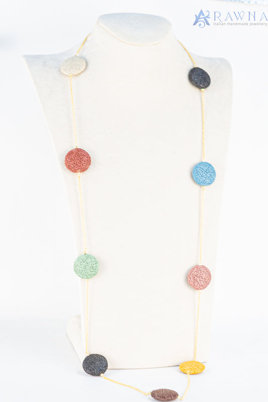 Collana lunga artigianale RAWNA fatta a mano con pietra lavica multicolore a forma tonda e catena indiana placcata in oro, made in San Vito Lo Capo