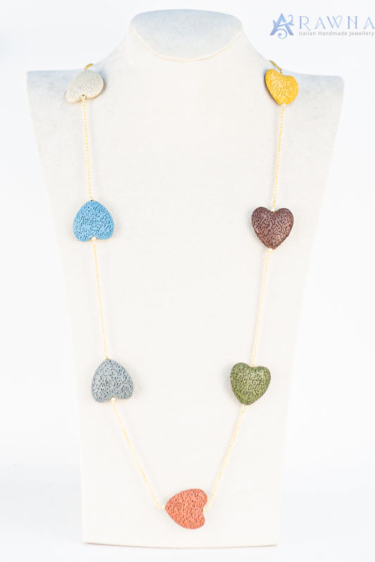 Collana lunga artigianale RAWNA fatta a mano con pietra lavica a forma di cuore e catena indiana placcata in oro
