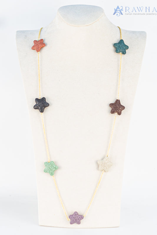Collana lunga artigianale RAWNA fatta a mano con pietra lavica a forma di stella e catena indiana placcata in oro, made in San Vito Lo Capo