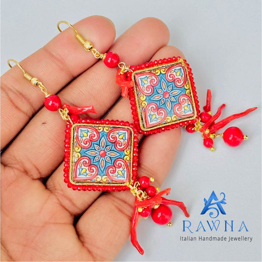 Orecchini Caltagirone con maiolica siciliana, corallo rosso e finiture dorate – RAWNA