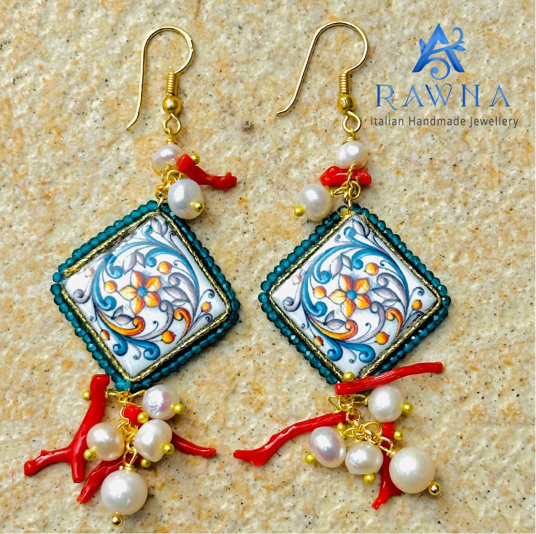 Orecchini siciliani in ceramica di Caltagirone con limone, corallo naturale e perle di fiume – RAWNA