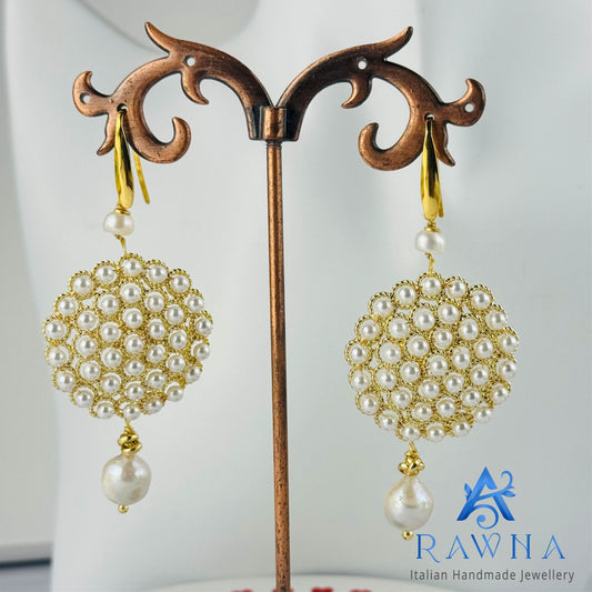 Orecchini RAWNA con cerchio tondo in ottone di alta qualità intrecciato con perla di Maiorca color perla, perla di fiume superiore e perla vera scaramazza pendente, montatura color oro