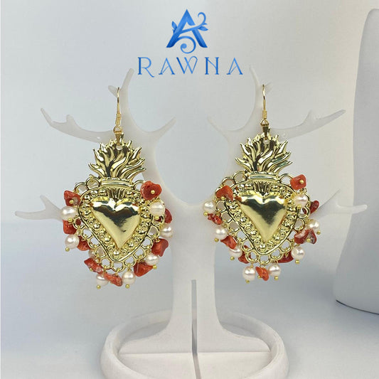 Orecchini artigianali RAWNA a forma di Cuore Sacro in ottone con corallo rosso naturale e perle di fiume, pendenti eleganti e preziosi