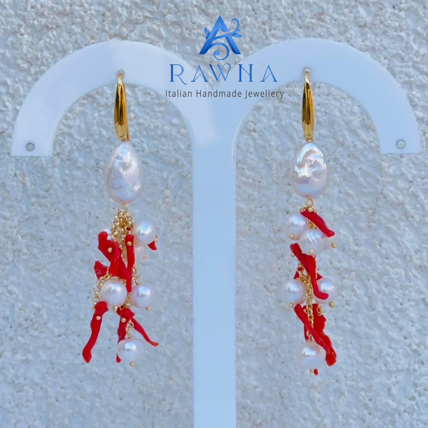 Orecchini RAWNA pendenti a grappolo con perla scaramazza superiore, rametti di corallo naturale rosso e perle di fiume bianche, catene e chiudini indiano placcato in oro