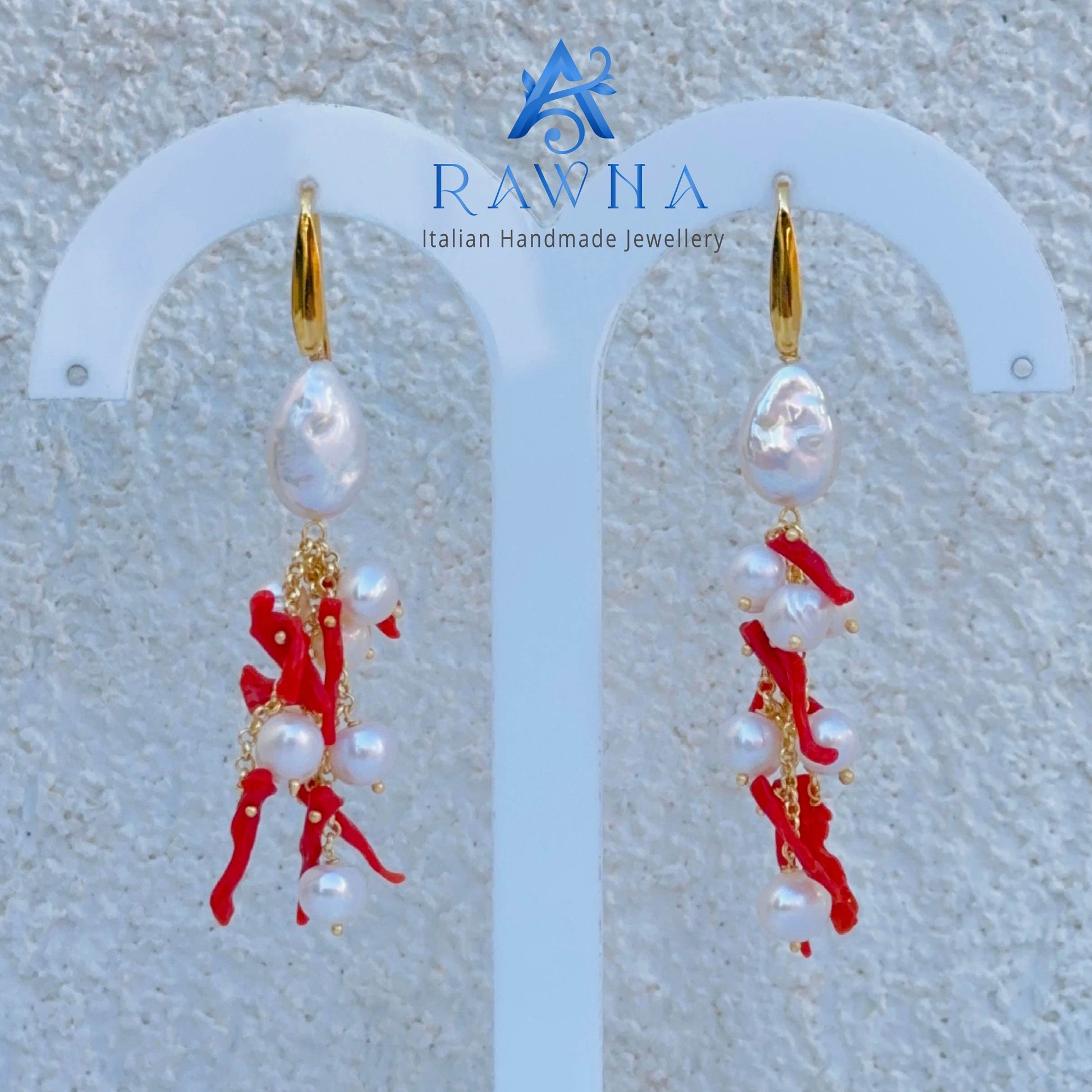 Orecchini RAWNA pendenti a grappolo con perla scaramazza superiore, rametti di corallo naturale rosso e perle di fiume bianche, catene e chiudini indiano placcato in oro
