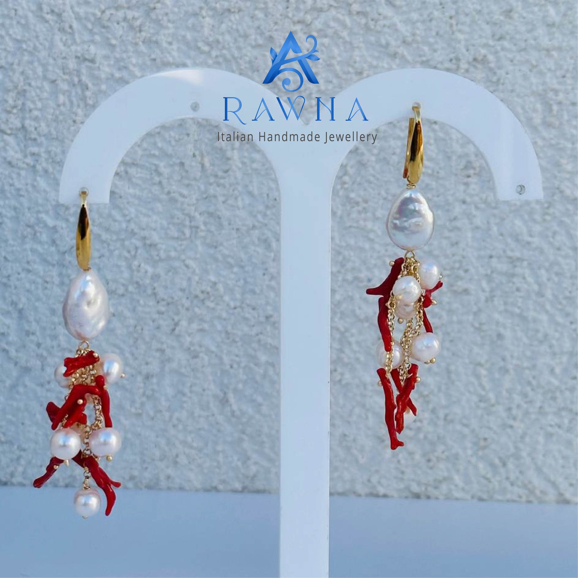 Orecchini RAWNA pendenti a grappolo con perla scaramazza superiore, rametti di corallo naturale rosso e perle di fiume bianche, catene e chiudini indiano placcato in oro