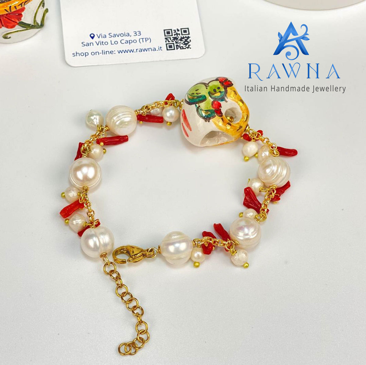 Bracciale RAWNA Luce di Sicilia con ceramica di Caltagirone, perle di fiume e corallo rosso naturale