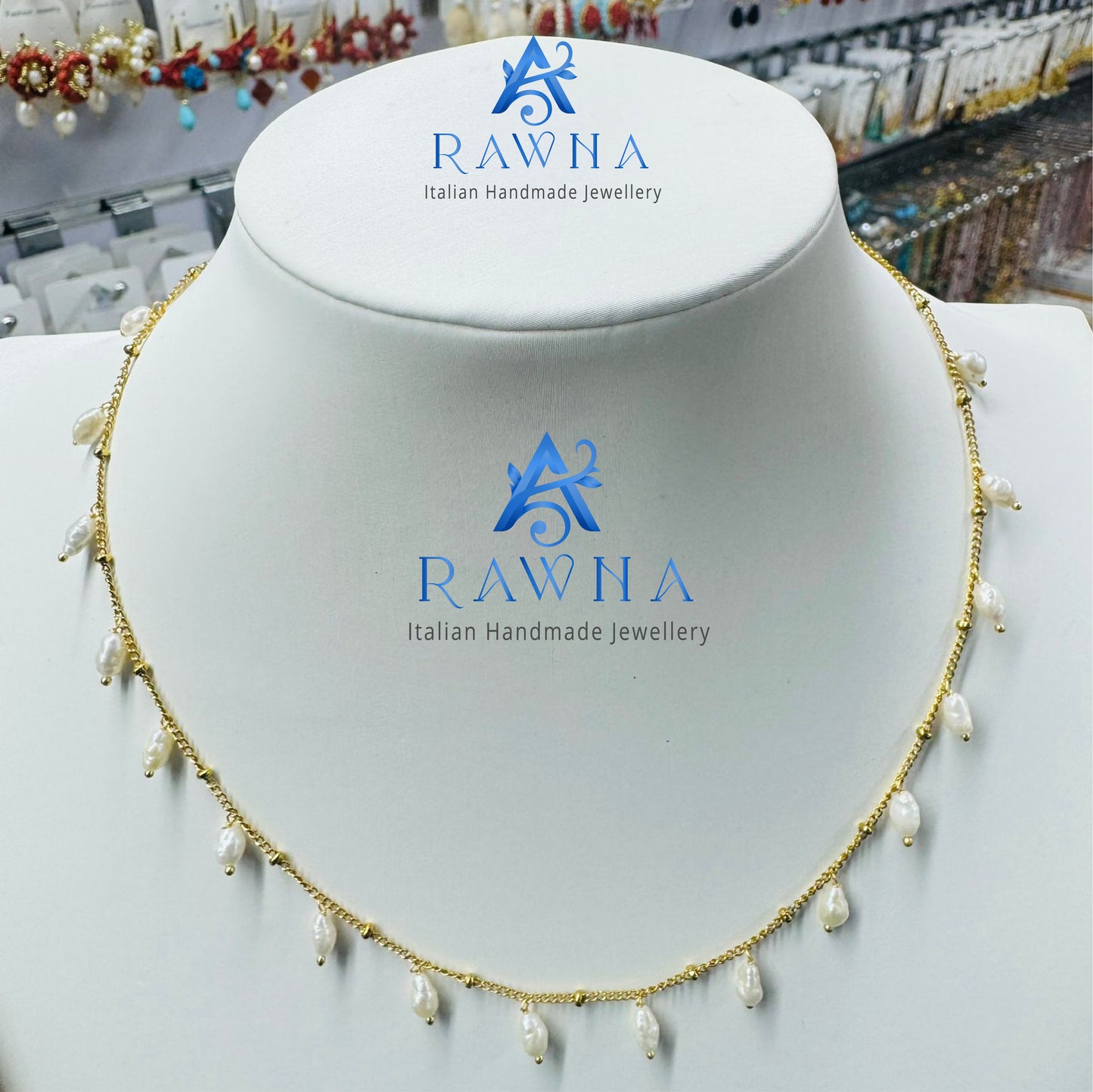 collana artigianale che sembra essere del marchio siciliano RAWNA Italian Handmade Jewellery