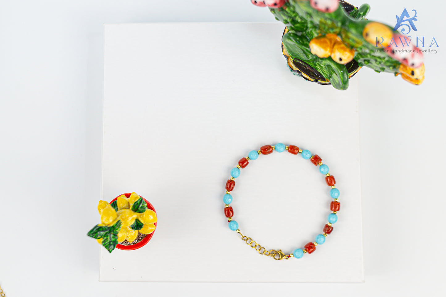 Handcrafted bracelet with natural coral and four-flower turquoise paste