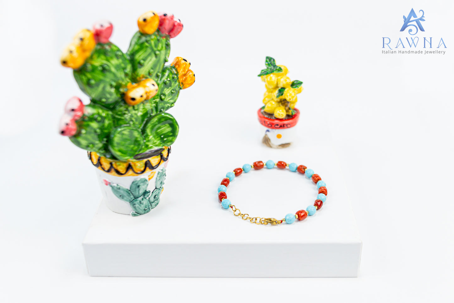 Handcrafted bracelet with natural coral and four-flower turquoise paste